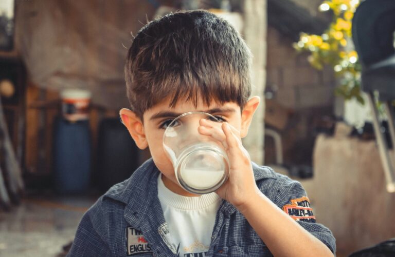 दूध के 10 फायदे उपयोग और नुकसान हिंदी में