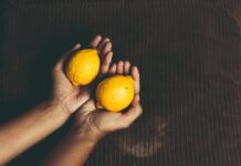 Lemon to reduce dandruff - डैंड्रफ को कम करने के लिए नींबू
